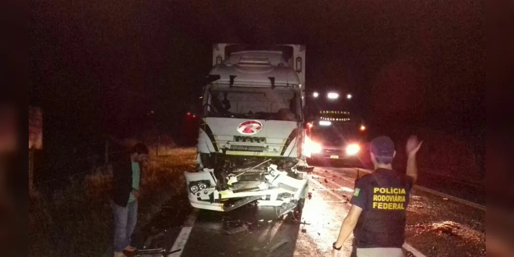 Imagem ilustrativa da imagem Caminhões se envolvem em acidente na BR-376 em Tibagi