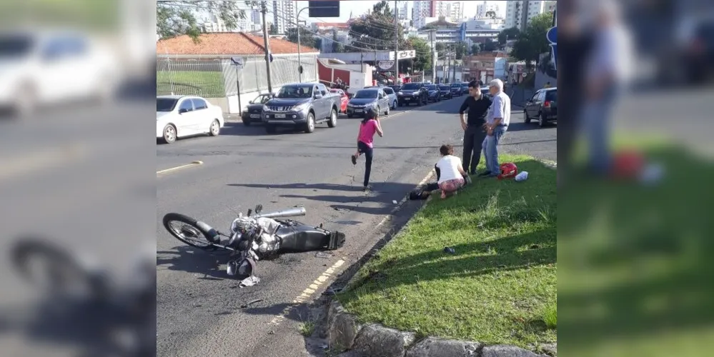 Imagem ilustrativa da imagem Motociclista é atingido por carro e perde o pé