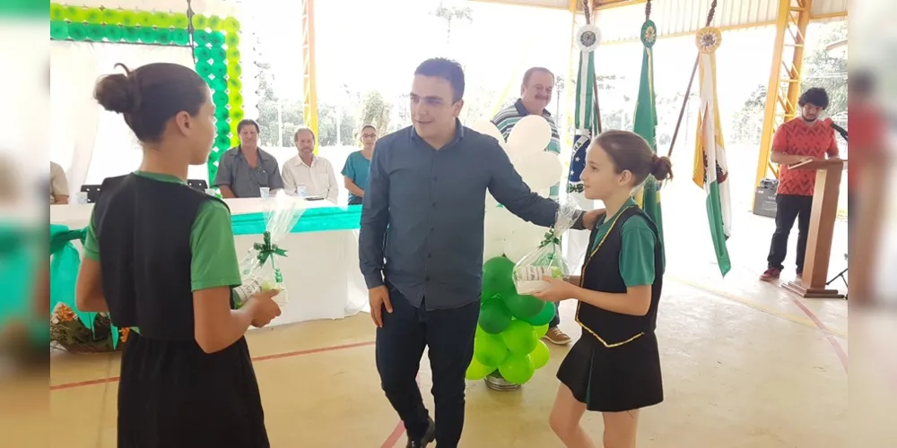 Imagem ilustrativa da imagem Aliel e prefeito de Ipiranga inauguram quadra de esportes