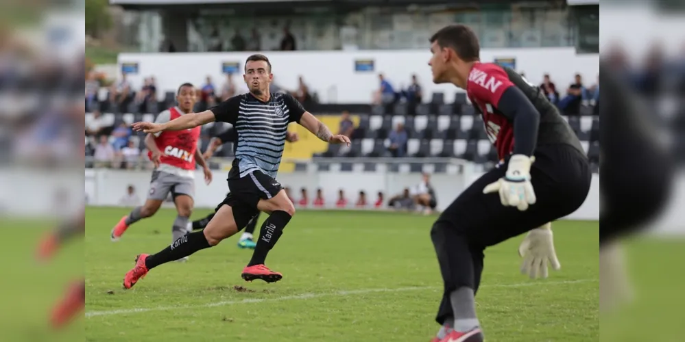 Batatinha marcou os três gols da vitória do Operário sobre o Sub-20 do Furacão