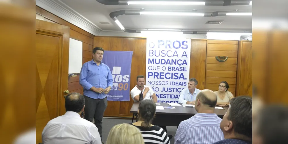 Imagem ilustrativa da imagem Em Curitiba, Vinícius Camargo expõe demandas da região
