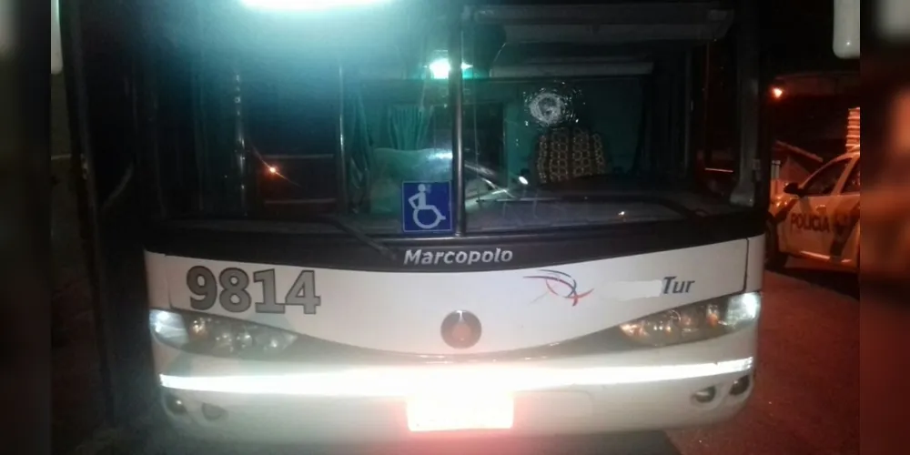 Bandidos atiraram no para-brisa do ônibus para obrigar motorista a encostar