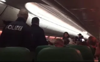 Após ser repreendido pelo piloto, o homem passou a se comportar de forma agressiva/Foto: Reprodução Youtube