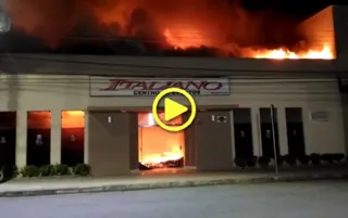 Imagem ilustrativa da imagem Incêndio destrói centro de eventos Italiano em Irati