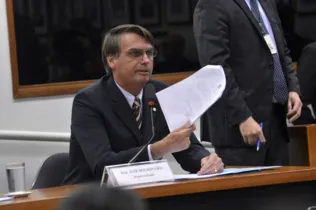 O deputado Jair Bolsonaro durante sessão do Conselho de Ética da Câmara dos Deputados que instaurou nesta terça-feira (16) processo por quebra de decoro contra o deputado 
Foto: Wilson Dias/Agência Brasil