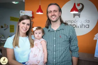 Tatiane Joslin, proprietária do Empório da Papinha Ponta Grossa, com seu marido Daniel Joslin e sua filha Giovana