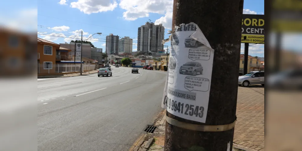 Imagem ilustrativa da imagem Anunciar em postes e semáforos pode gerar multa de até R$ 3 mil
