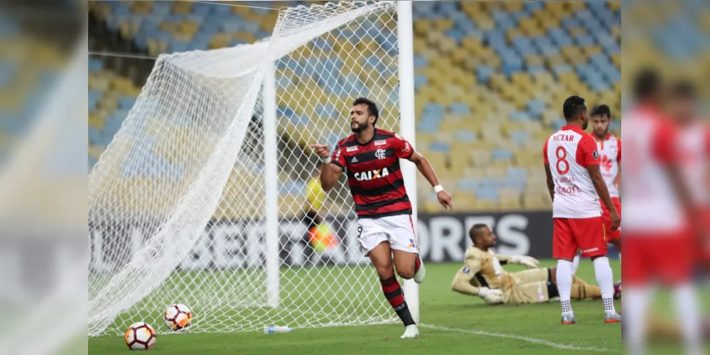 Henrique Dourado abriu o placar para o Flamengo no primeiro tempo