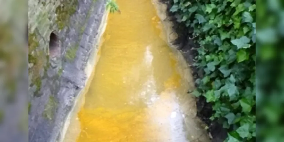 Coloração amarelada do rio Bradford Beck se deu pelo excesso de curry/Foto: Reprodução Twitter 