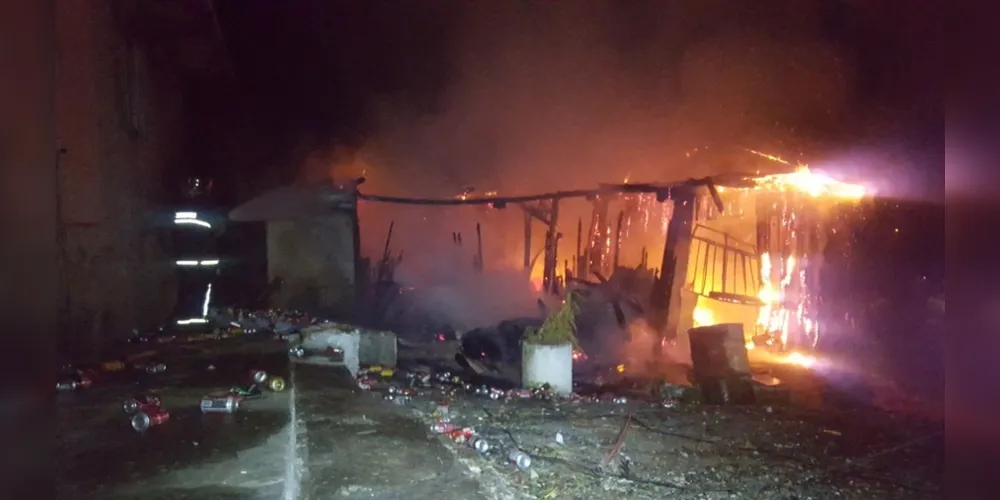 Incêndio foi registrado na noite desta sexta na Vila Hilgemberg