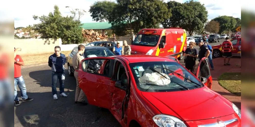 Imagem ilustrativa da imagem Suspeitos capotam carro durante fuga em Uvaranas