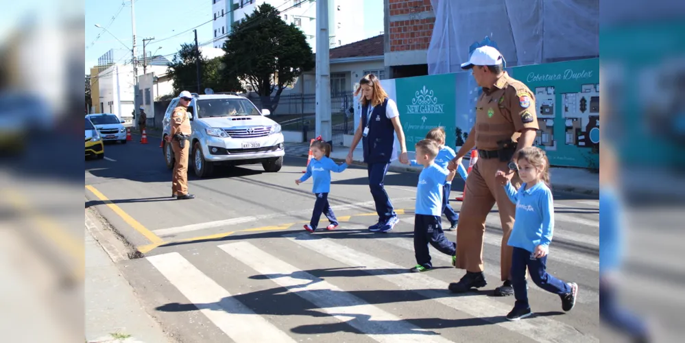 Crianças receberam instruções sobre segurança no trânsito, com palestra informativa do Batalhão da Polícia Militar
