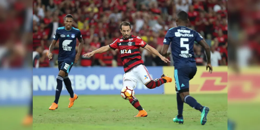 Imagem ilustrativa da imagem Flamengo vence Emelec e confirma vaga nas oitavas