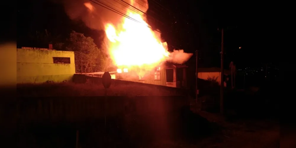 Imagem ilustrativa da imagem Incêndios destroem duas residências vilas de PG