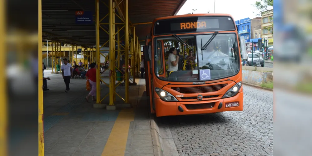 Motorista de ônibus escolar abandona veículo ao ser parado em