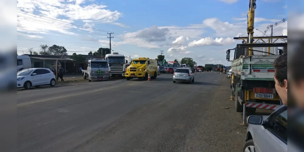 Imagem ilustrativa da imagem Em Imbaú, população realiza ato de apoio aos caminhoneiros