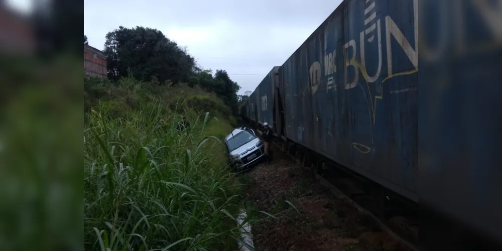 Imagem ilustrativa da imagem Trem atinge carro e condutor tem ferimentos graves