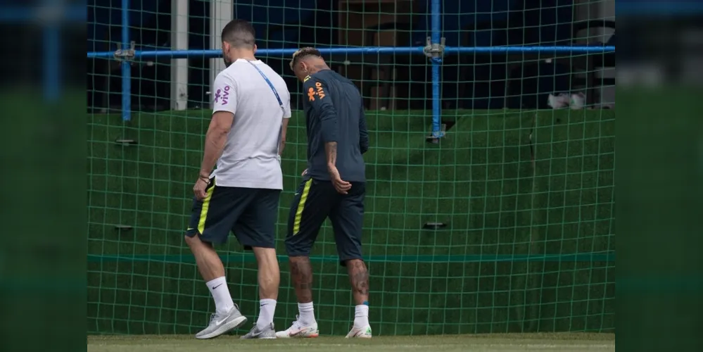 Imagem ilustrativa da imagem Neymar abandona treino com dores no tornozelo