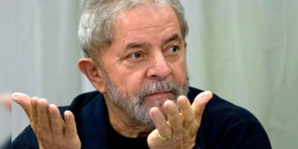 O ex-presidente, que está preso na Superintendência da Policia Federal em Curitiba, e ex-executivos das empreiteiras Odebrecht e da OAS são réus no processo