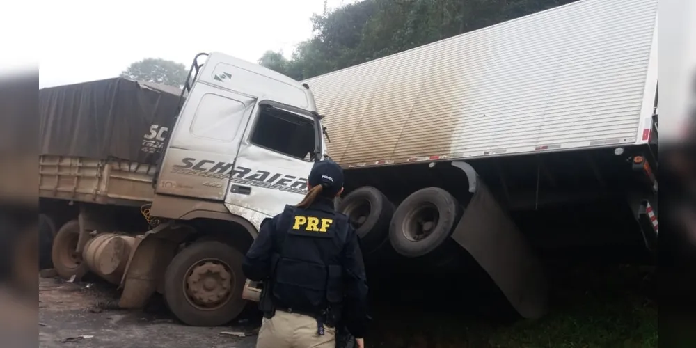 Imagem ilustrativa da imagem Acidente envolve dois caminhões na BR-373 em Imbituva