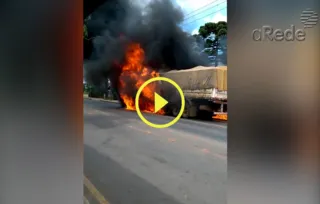 Imagem ilustrativa da imagem Caminhão carregado com milho pega fogo