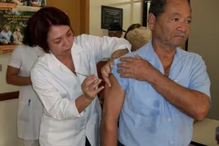 A vacina é oferecida nas Unidades de Saúde nos 399 municípios do Estado até dia primeiro de junho.