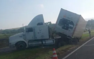 Caminhão invadiu canteiro central da PR-151; motoristas devem redobrar atenção
