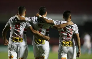 Imagem ilustrativa da imagem São Paulo vence Atlético-PR e assume vice-liderança