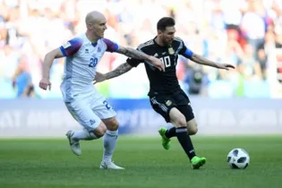 Imagem ilustrativa da imagem Messi perde pênalti e Argentina empata com Islândia