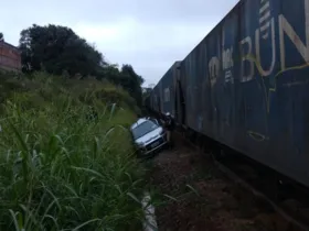 Imagem ilustrativa da imagem Trem atinge carro e condutor tem ferimentos graves