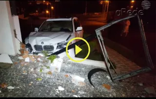 Imagem ilustrativa da imagem Motorista abandona carro após bater em muro de casa