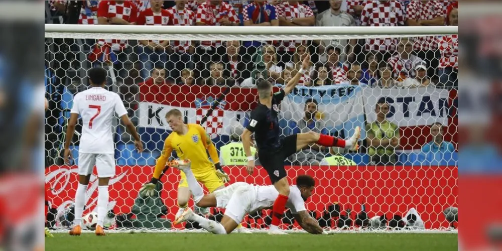 A Croácia ataca o gol da Inglaterra em partida com virada após gol inglês no início do jogo