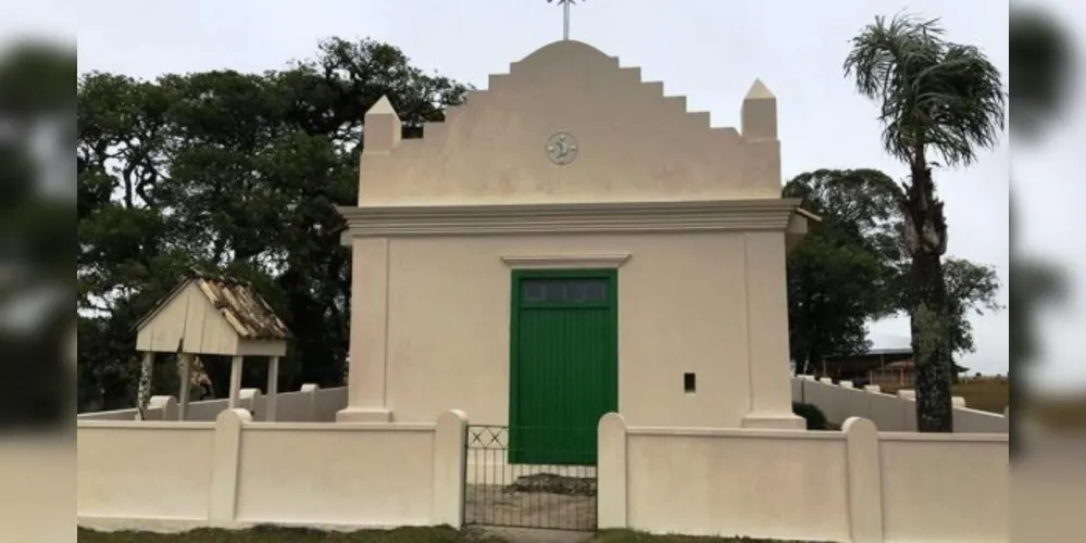 Muitos fiéis reservam um tempo para fazer suas orações na “Igrejinha” que foi construída em 1880
