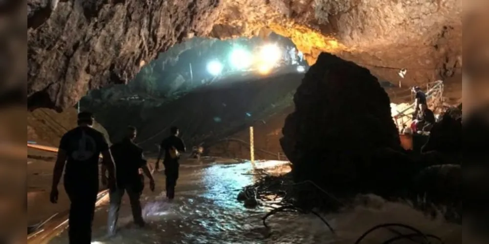 Equipe de resgate caminha na caverna onde o grupo ficou preso