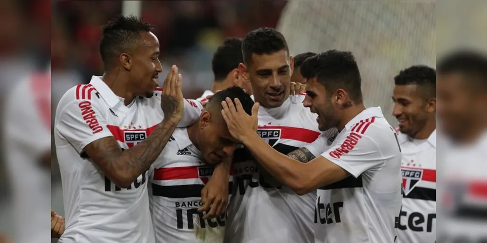 Imagem ilustrativa da imagem São Paulo vence Flamengo e encosta no líder