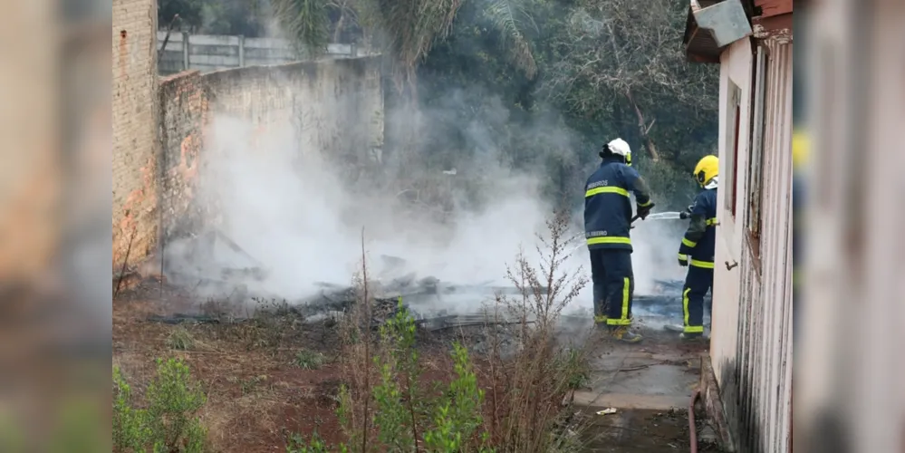 Imagem ilustrativa da imagem Casa abandonada pega fogo na Vila Marina em PG