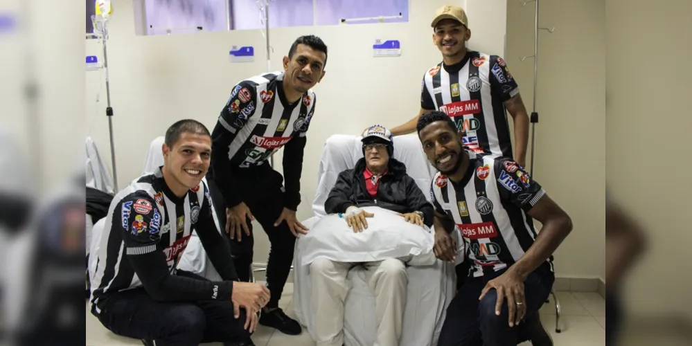 Os atletas Sosa, Peixoto, Chicão e Robinho conversaram e cantaram músicas com os pacientes.
