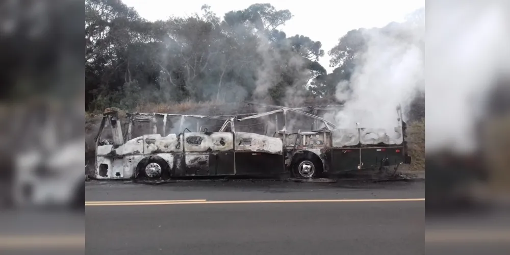 Imagem ilustrativa da imagem Ônibus pega fogo na rodovia em Teixeira Soares