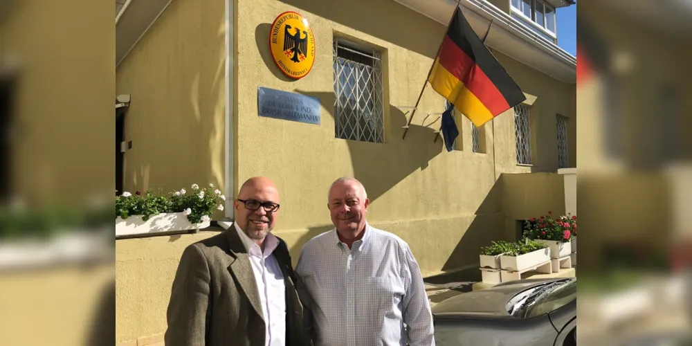 Hampf e Hoffrichter em frente ao Consulado: apoio oficial à Münchenfest