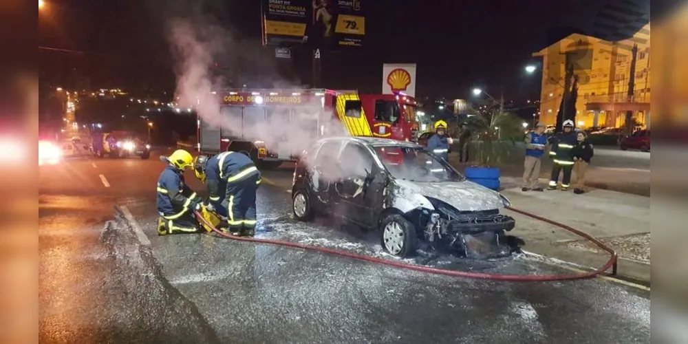 Imagem ilustrativa da imagem Carro pega fogo no meio da rua e assusta motoristas