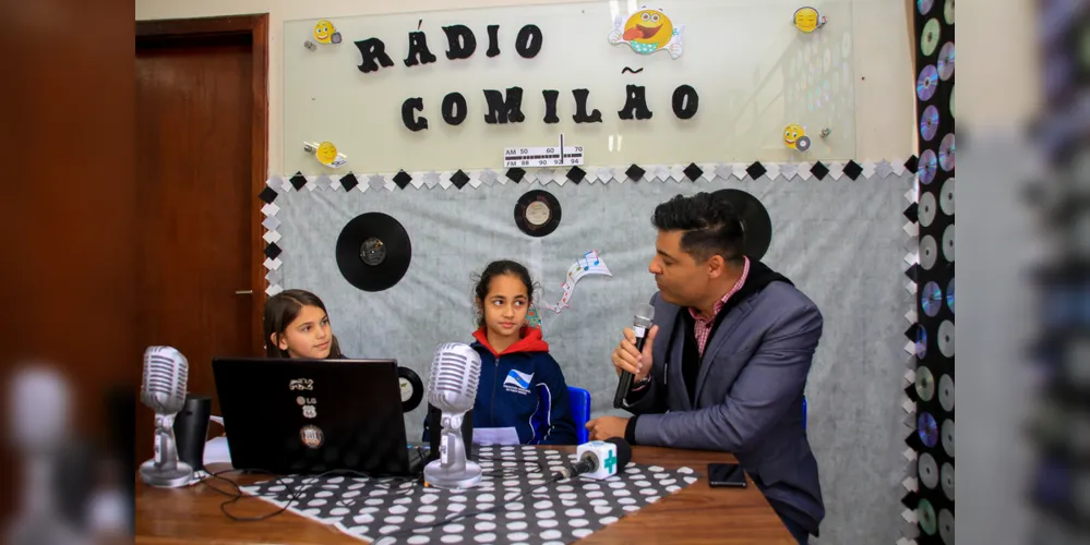 Imagem ilustrativa da imagem Alunos municipais entrevistam o prefeito em programa de rádio