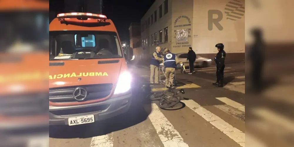 Imagem ilustrativa da imagem Motorista foge após atropelar ciclista no centro de PG