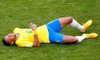 Levantamento revela que Neymar passou 14 minutos caído no gramado durante os jogos da Copa 2018