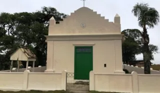Muitos fiéis reservam um tempo para fazer suas orações na “Igrejinha” que foi construída em 1880