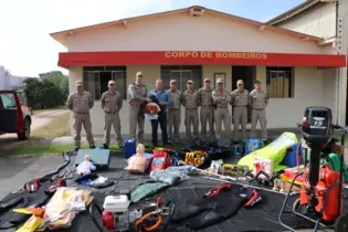 Imagem ilustrativa da imagem Castro entrega equipamentos para Bombeiros