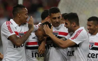 Imagem ilustrativa da imagem São Paulo vence Flamengo e encosta no líder