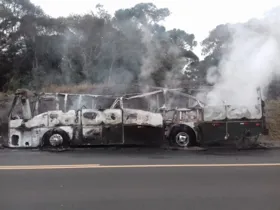 Imagem ilustrativa da imagem Ônibus pega fogo na rodovia em Teixeira Soares