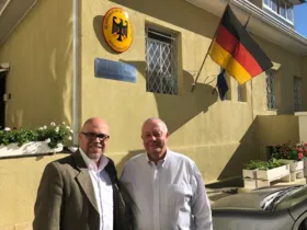 Hampf e Hoffrichter em frente ao Consulado: apoio oficial à Münchenfest