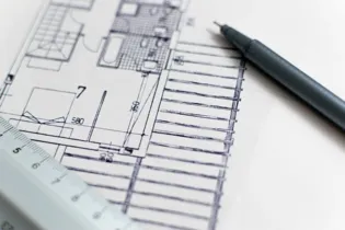 Desenhista de construção civil está entre as possibilidades de cursos.