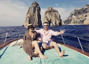 TRIP – O casal Airton e Lais Coradassi curte temporada de lazer e descanso conferindo as beleza e cultura da Itália. No registro especial, os apaixonados na Ilha de Capri, roteiro que encanta a todos que por ali passam.